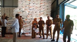 Pemda Buol Sambangi Gudang Bulog di Bokat,[Foto : Diskominfo]