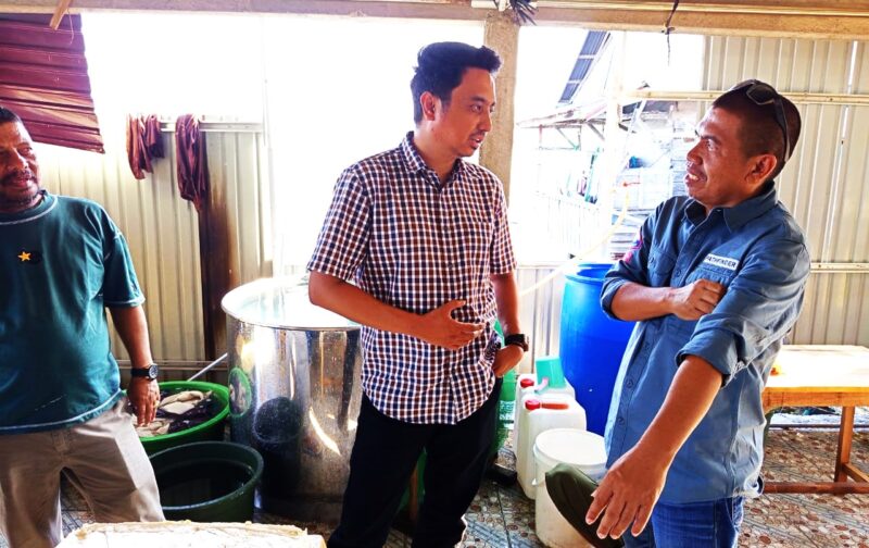 Senator Sulteng Mayrizal Andhika Amir Kunjungi Pabrik Tahu di Buol