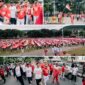 Foto Bupati Ir.H.Amirudin Dan Wabup Drs H.Furqanuddin menyatu bersama peserta kirab serta unsur Forkopimda sambut HUT Ke 80 RI Menuju Indonesia emas