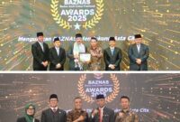 Foto Menteri Agama RI Prof. Dr. K.H. Nasaruddin Umar. Menyerahkan Penghargaan pada Kabag Kesra Sekda banggai H.Rifai Mahiwa.
