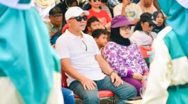 Foto Mewakili Bupati Banggai Kadispora Drs Yori Ntoi dan Kadisketenagga kerjaan Erniani Mustatim Sambut Tim gerakjalan antar pelajar