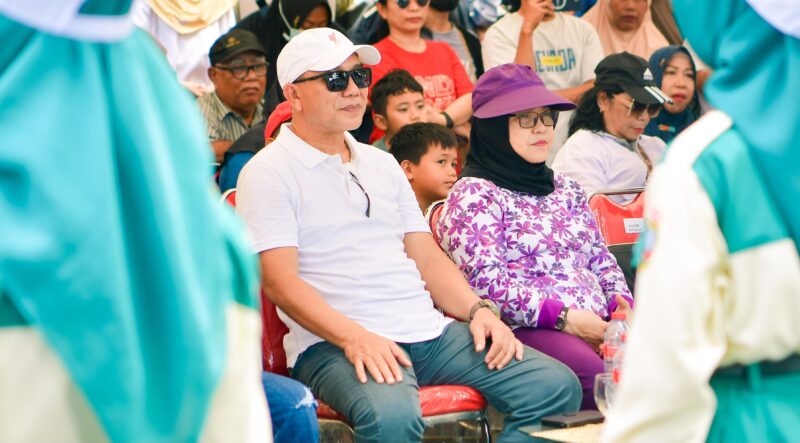 Foto Mewakili Bupati Banggai Kadispora Drs Yori Ntoi dan Kadisketenagga kerjaan Erniani Mustatim Sambut Tim gerakjalan antar pelajar