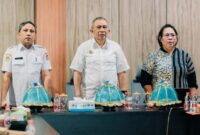 Foto, Wakil Bupati Banggai Drs. Furqanuddin Masulili, MM, Sekretaris Dinas PUPR Dedy Lakita, SE., M.Eng, dan Ketua Tim Penyusunan RIPS, Ir. Ni Nyoman N. Marleni, ST., M.Sc., Ph.D., IPM,