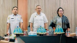Foto, Wakil Bupati Banggai Drs. Furqanuddin Masulili, MM, Sekretaris Dinas PUPR Dedy Lakita, SE., M.Eng, dan Ketua Tim Penyusunan RIPS, Ir. Ni Nyoman N. Marleni, ST., M.Sc., Ph.D., IPM,