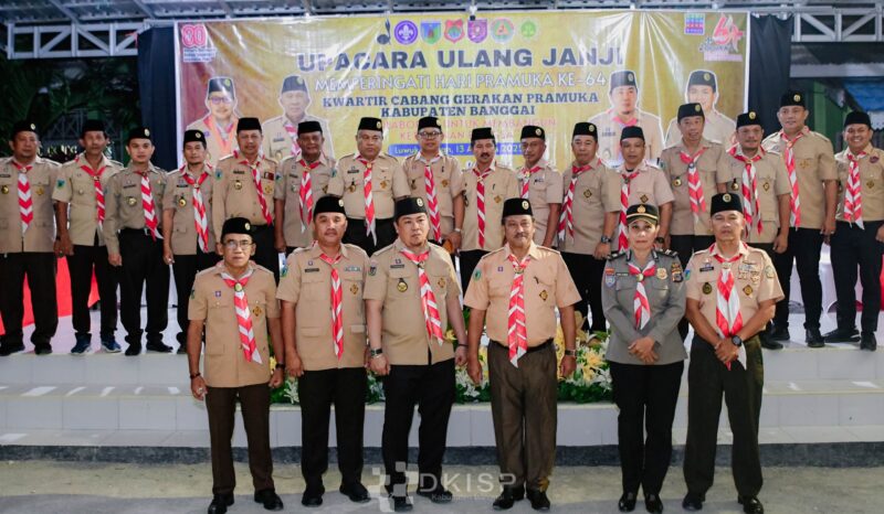 Foto Ketua Kwarcab Pramuka Banggai, Syafrudin Hinelo, bersama ketua-ketua mabiran, mabigus, dan pimpinan saka se-Kabupaten Banggai.