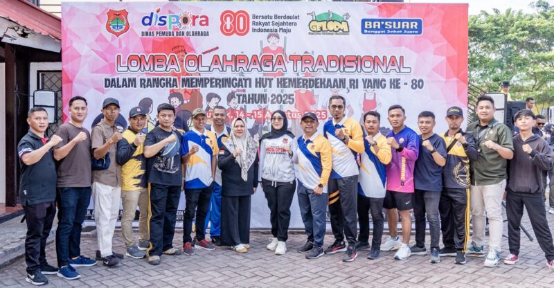 Foto, Asisten Pemerintahan dan Kesejahteraan Rakyat Setda Kabupaten Banggai, Hj. Nur Djalal, SH, mewakili Bupati Banggai. Dan Staf Dinas Pemuda dan Olahraga raga.