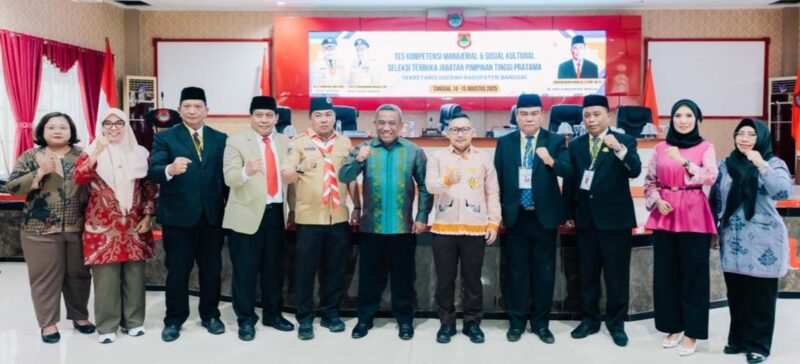 Foto, Bupati Banggai, Ir. H. Amirudin, SP., MM., AIFO, Plt. Kepala BKPSDM, Ketua Tim Assesor Rachman Yape, S.Psi., M.Psi., Drs. Damri Dajanun, M.Si (126)
2. Farid Hasbullah Karim, SH., MH (126)
3. Moh. Ramli Tongko, S.Sos., ST., M.Si (132)
4. Rudi Purwana K. Bullah, S.Sos (124)