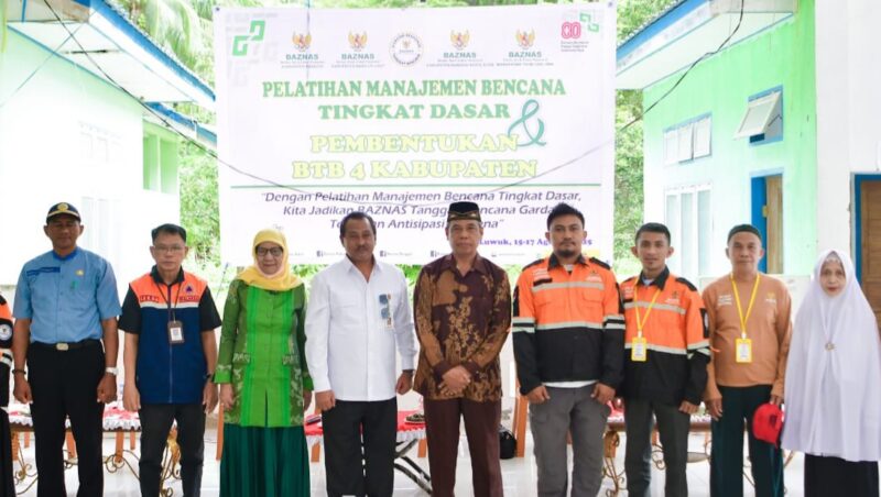 Foto Asisten II Mujiono Lasitata.SH.M.H Kaban BPBD Feri Sujarman dan pengurus Baznas 