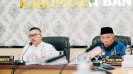 Foto Bupati Ir H.Amirudin dan Wakil Bupati Drs H.Furqanuddin sedang ikuti Rapat Koordinasi Rekonsiliasi Data Realisasi Lifting Minyak dan Gas Bumi melalui Zoom Meeting dari Ruang Rapat Khusus Kantor Bupati Banggai.
