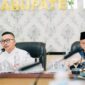 Foto Bupati Ir H.Amirudin dan Wakil Bupati Drs H.Furqanuddin sedang ikuti Rapat Koordinasi Rekonsiliasi Data Realisasi Lifting Minyak dan Gas Bumi melalui Zoom Meeting dari Ruang Rapat Khusus Kantor Bupati Banggai.
