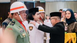 Foto Bupati Ir H.Amirudin Saat sematkan tanda kebangkitan pada salah satu pembawa bendera pusaka