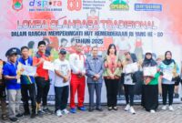 Foto Bersama Staf Ahli Bidang Ekonomi, Keuangan, dan Pengembangan Kawasan Wilayah, Amin Jumain dan para panitia serta Pemenang lomba