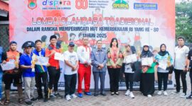 Foto Bersama Staf Ahli Bidang Ekonomi, Keuangan, dan Pengembangan Kawasan Wilayah, Amin Jumain dan para panitia serta Pemenang lomba