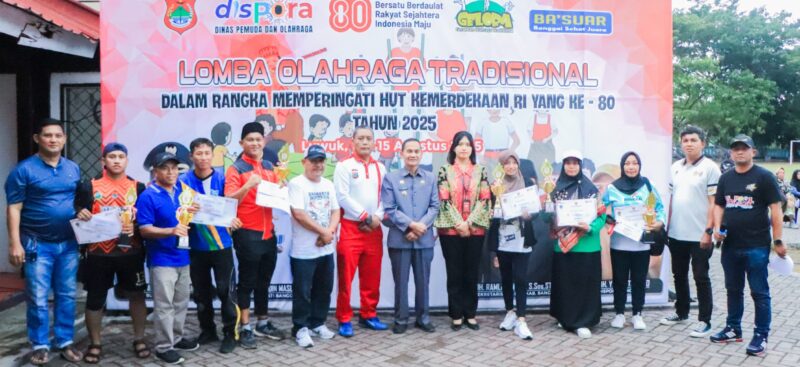 Foto Bersama Staf Ahli Bidang Ekonomi, Keuangan, dan Pengembangan Kawasan Wilayah, Amin Jumain dan para panitia serta Pemenang lomba
