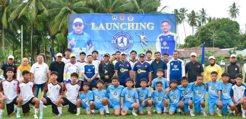 Foto Bersama Kadispora Drs Yori Ntoi Bersama Unsur Forkopimcam Dan Para pemain 