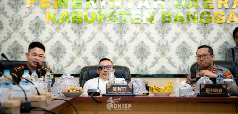 Foto : Bupati Ir H.Amirudin.MM Bersama Kajari dan Kapolres banggai saat memimpin rapat dengan opd terkait dan perusahaan
