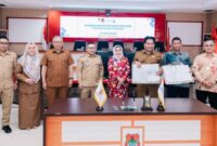 Foto Bupati Ir H.Amirudin Teken Kerja Sama PT Bank Sulteng Cabang Banggai serta Wakil Bupati Drs. H. Furqanuddin Masulili, MM., Asisten Perekonomian & Pembangunan sekaligus Plt. Kepala BPKAD Provinsi Sulawesi Tengah Dr. H. Rudi Dewanto, SE., MM., Direktur Utama PT. Bank Sulteng Hj. Ramiyatie, Kaban BPKAD Banggai Drs Damri Dayanun.M.Si,