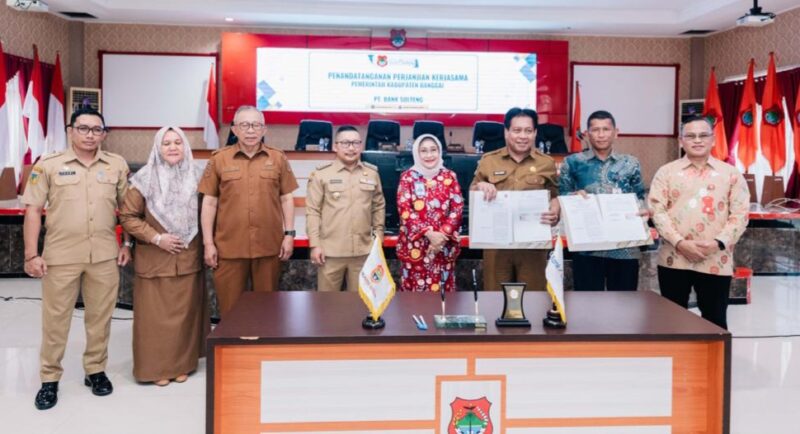 Foto Bupati Ir H.Amirudin Teken Kerja Sama PT Bank Sulteng Cabang Banggai serta Wakil Bupati Drs. H. Furqanuddin Masulili, MM., Asisten Perekonomian & Pembangunan sekaligus Plt. Kepala BPKAD Provinsi Sulawesi Tengah Dr. H. Rudi Dewanto, SE., MM., Direktur Utama PT. Bank Sulteng Hj. Ramiyatie, Kaban BPKAD Banggai Drs Damri Dayanun.M.Si,