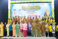 Foto, Wabup Drs H Furqanuddin Bersama Ketua Bunda PAUD Banggai Ir Hj Samsuarni Amirudin.SE.MM serta para Bunda Paud Kecamatan 