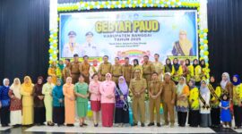 Foto, Wabup Drs H Furqanuddin Bersama Ketua Bunda PAUD Banggai Ir Hj Samsuarni Amirudin.SE.MM serta para Bunda Paud Kecamatan 