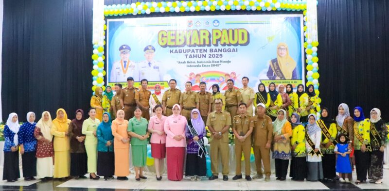 Foto, Wabup Drs H Furqanuddin Bersama Ketua Bunda PAUD Banggai Ir Hj Samsuarni Amirudin.SE.MM serta para Bunda Paud Kecamatan 