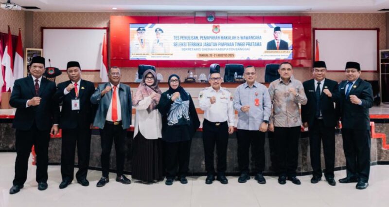 Foto, Bupati Ir H.Amirudin.MM Bersama para Panalis den Perserta Calon Sekda banggai