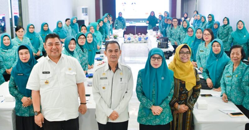 Foto Staf Ahli Bupati, Amin Jumain, KadisP2KB P3A Faisal Karim, Ketua TP-PKK Banggai Ir Hj Syamsuarni Amirudin.SE, Sekertaris,KPA Rampia Lamiri.