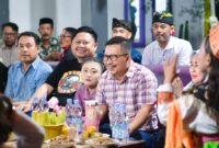 Foto, Bupati IrH.Amirudin.MM beramal KadisDKISP Lesmana.P.Kulap Berkan Apresiasi Pada Warga Tirtasari Lestarikan Budaya seni Kuda lumping.