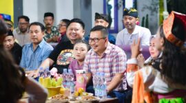 Foto, Bupati IrH.Amirudin.MM beramal KadisDKISP Lesmana.P.Kulap Berkan Apresiasi Pada Warga Tirtasari Lestarikan Budaya seni Kuda lumping.