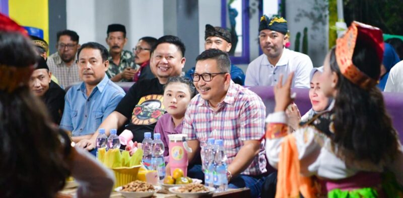 Foto, Bupati IrH.Amirudin.MM beramal KadisDKISP Lesmana.P.Kulap Berkan Apresiasi Pada Warga Tirtasari Lestarikan Budaya seni Kuda lumping.