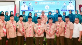 Foto Bersama Bupati Ir.H.Amirudin.MM dan Ketua TP-PKK Banggai Ir Hj.Syamsuarni Amirudin serta para Camat se-kabupaten banggai