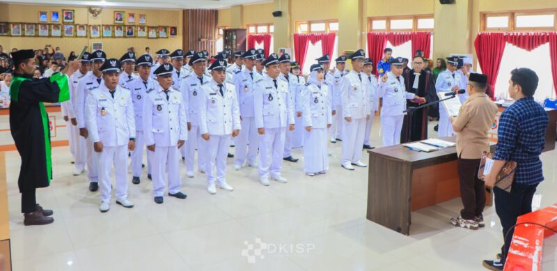 Foto Bupati Banggai Ir.H.Amirudin.MM Resmi Lantik perpanjangan 32 Kepala desa penambahan Masa Jabatan 2 tahun