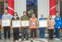 Foto Bersama Bupati Ir H.Amirudin.MM dan Para perwakilan perusahaan penerima piagam dan OPD