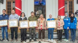 Foto Bersama Bupati Ir H.Amirudin.MM dan Para perwakilan perusahaan penerima piagam dan OPD