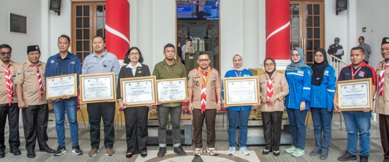 Foto Bersama Bupati Ir H.Amirudin.MM dan Para perwakilan perusahaan penerima piagam dan OPD