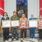 Foto Bersama Bupati Ir H.Amirudin.MM dan Para perwakilan perusahaan penerima piagam dan OPD
