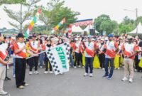 Foto Sekda Banggai Moh.Ramli TongkoLepes peserta jalan santai sambut HUT RI ke 80