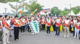 Foto Sekda Banggai Moh.Ramli TongkoLepes peserta jalan santai sambut HUT RI ke 80