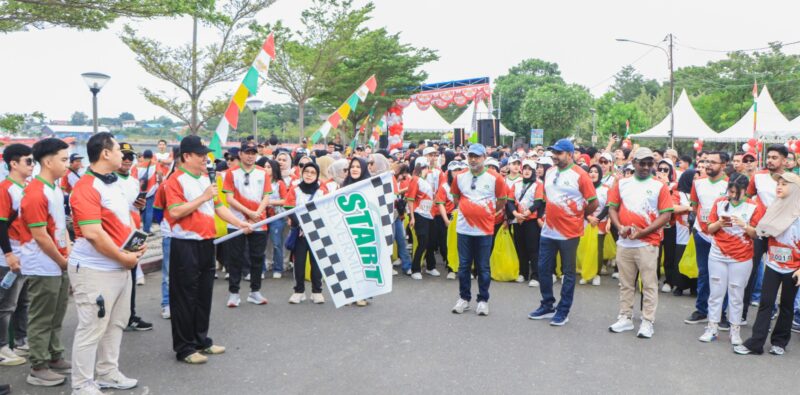 Foto Sekda Banggai Moh.Ramli TongkoLepes peserta jalan santai sambut HUT RI ke 80
