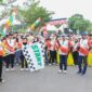 Foto Sekda Banggai Moh.Ramli TongkoLepes peserta jalan santai sambut HUT RI ke 80