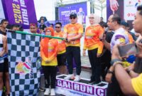 Foto Buapati Ir H.Amirudin Bersama Menteri PPPA Melepas peserta Run Challenge ke 4 dari Teluk lalong Kabupaten banggai di ikuti 1.500 peserta