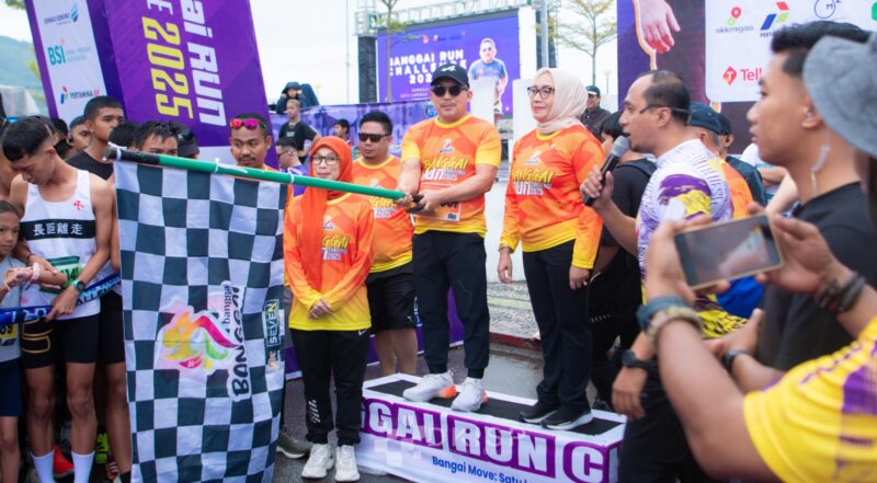 Foto Buapati Ir H.Amirudin Bersama Menteri PPPA Melepas peserta Run Challenge ke 4 dari Teluk lalong Kabupaten banggai di ikuti 1.500 peserta