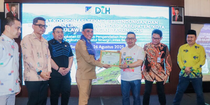 Foto Gubernur Sulteng Dr .H.Anwar Hafid Serahkan piagam Pada Bupati Banggai Ir H.Amirudin di saksikan beberapa pejabat dan Anggota Dpr Provinsi sulteng