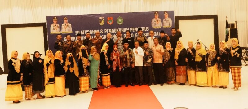 Foto Gubernur Sulteng Dr.H.Anwar Hafid,.bersama Ketua PKK Provinsi Sulteng serta Para Pengurus KKB Periode 2025 - 2029 yang baru dikukuhkan di Hotel Estrella.