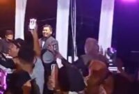 Foto Safrudin Hinelo.S.STP.M.Si tampil muka penonton dalam lagu hentakan dangdut