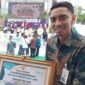 Foto Kepala Cabang BSI Luwuk Tri Surya Stafian Krisdianto.usai terima penghargaan Terhadap kepedulian pada perempuan dan anak