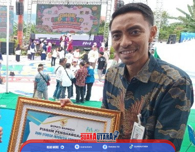 Foto Kepala Cabang BSI Luwuk Tri Surya Stafian Krisdianto.usai terima penghargaan Terhadap kepedulian pada perempuan dan anak