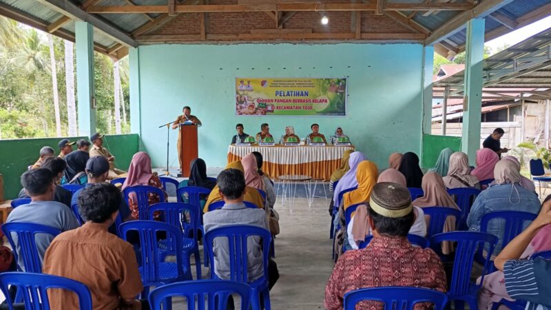 Wabup Surya Buka Pelatihan UMKM Berbasis Kelapa, Hadirkan Pelaku UMKM Se-Kecamatan Touna.