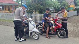 Sambut HUT RI ke-80, Polsek Paleleh Bagikan Bendera Merah Putih (Foto:Ist)