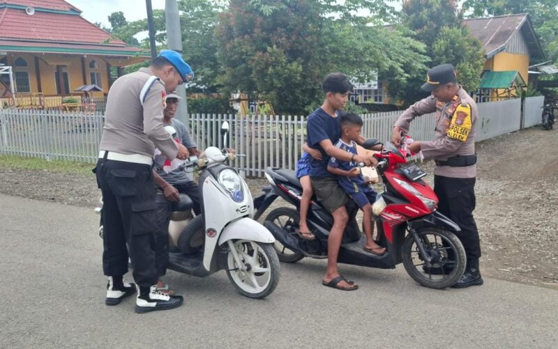 Sambut HUT RI ke-80, Polsek Paleleh Bagikan Bendera Merah Putih (Foto:Ist)